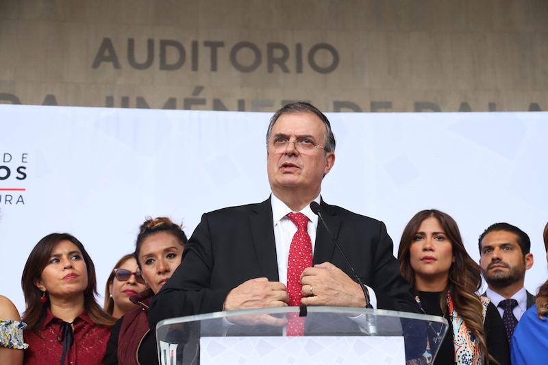 El presidente López Obrador da un discurso en un auditorio.