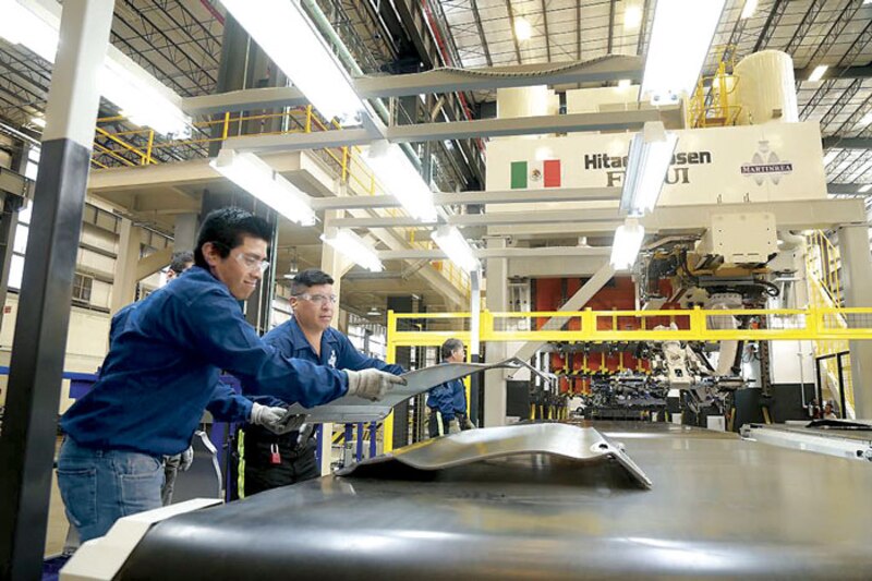 Obreros trabajando en una fábrica