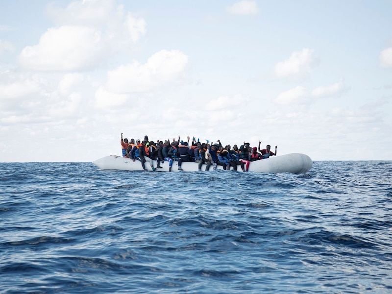 Inmigrantes arriesgan sus vidas en el mar