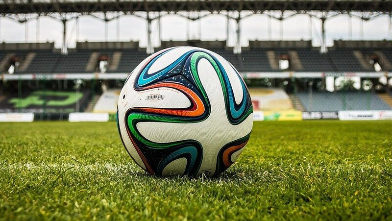 Balón de fútbol en el campo de juego