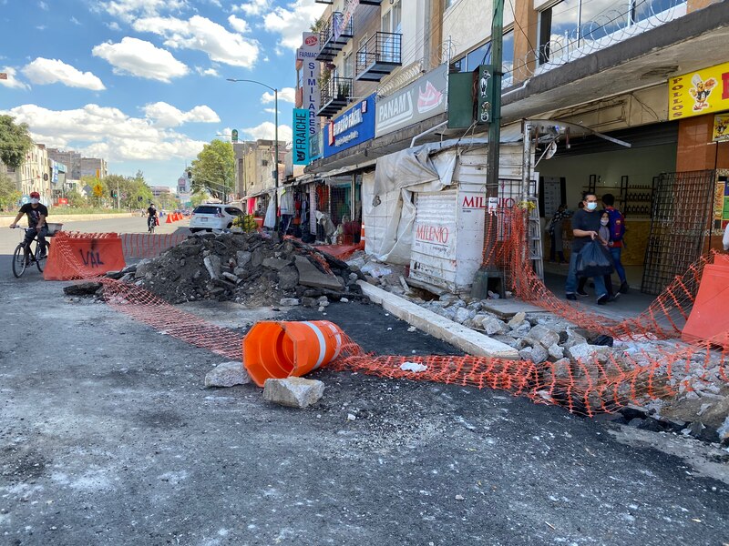 Trabajadores retiran escombros de la banqueta en la calle de Milan en la Ciudad de México