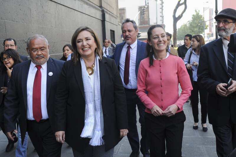 La Jefa de Gobierno, Claudia Sheinbaum, camina por las calles de la Ciudad de México.