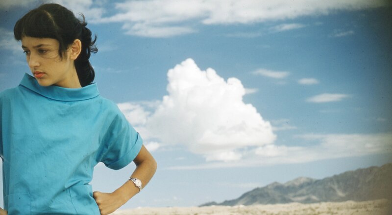 Mujer joven en el desierto