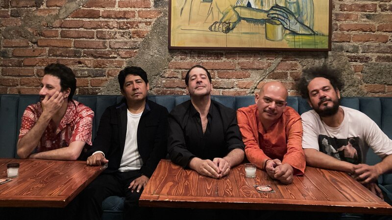 Grupo de amigos en un bar