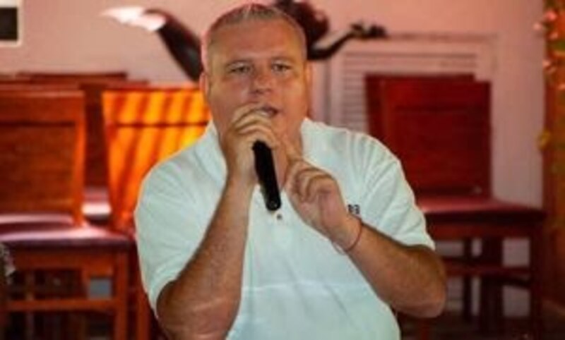 El político da un discurso ante el micrófono