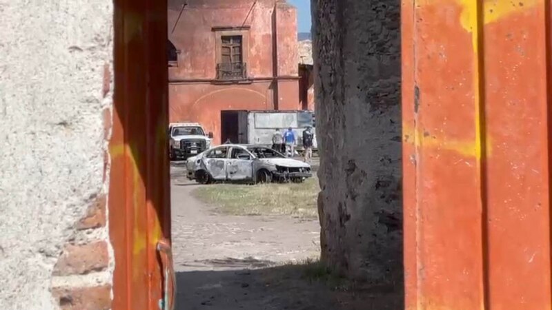 Coche quemado en el interior de un garaje