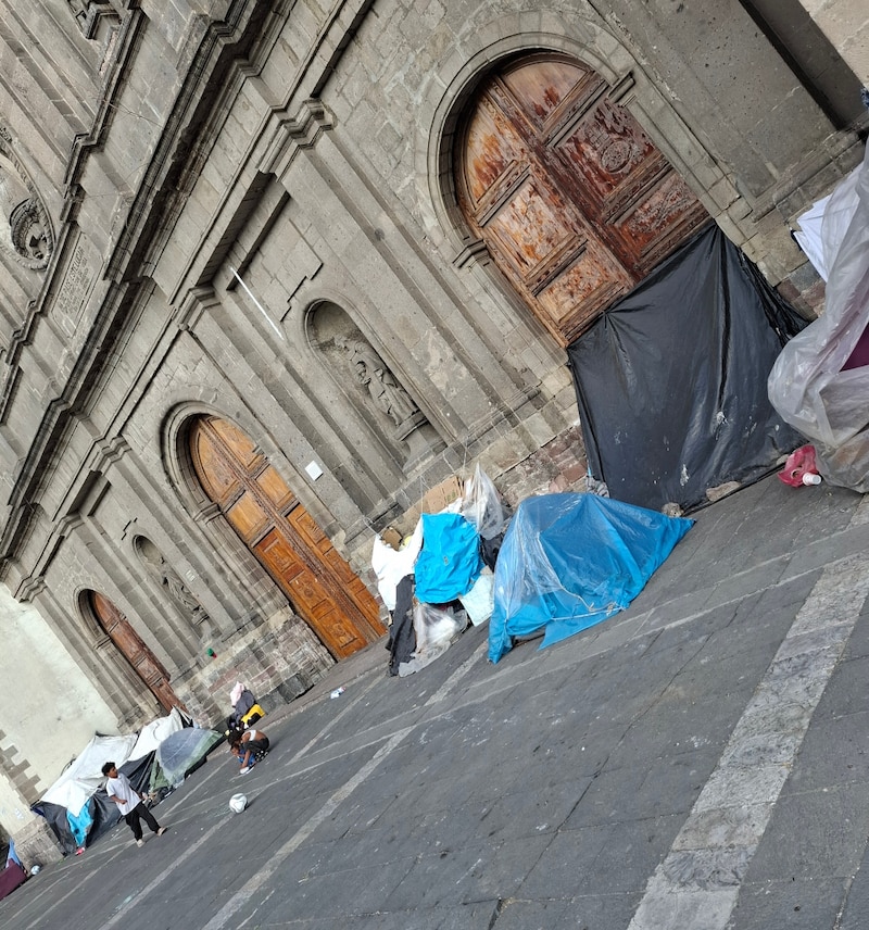 Niños juegas entre las casas de campaña instaladas en la Plaza de la Soledad.