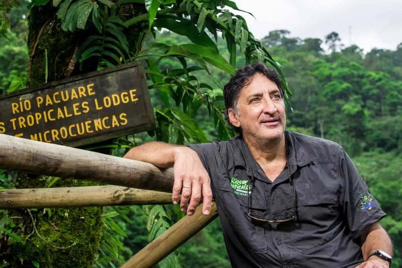 Un hombre en un bosque tropical