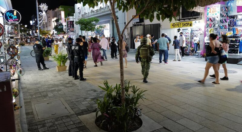 La policía y los militares patrullan las calles de Cancún para hacer cumplir las medidas de distanciamiento social por la pandemia de COVID-19