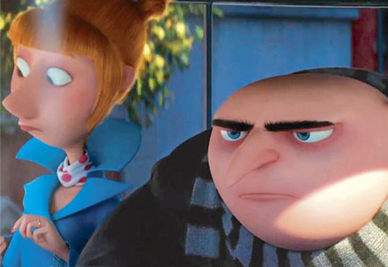 Gru y Lucy se miran con seriedad