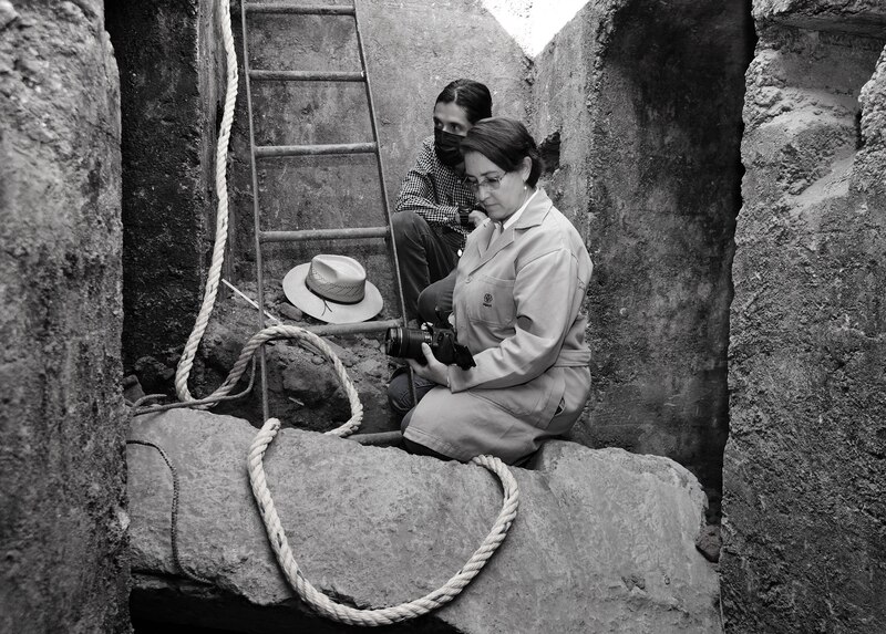 Arqueólogas trabajando en una excavación