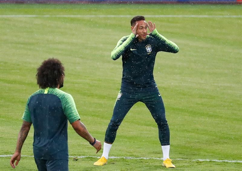 Neymar se prepara para el partido