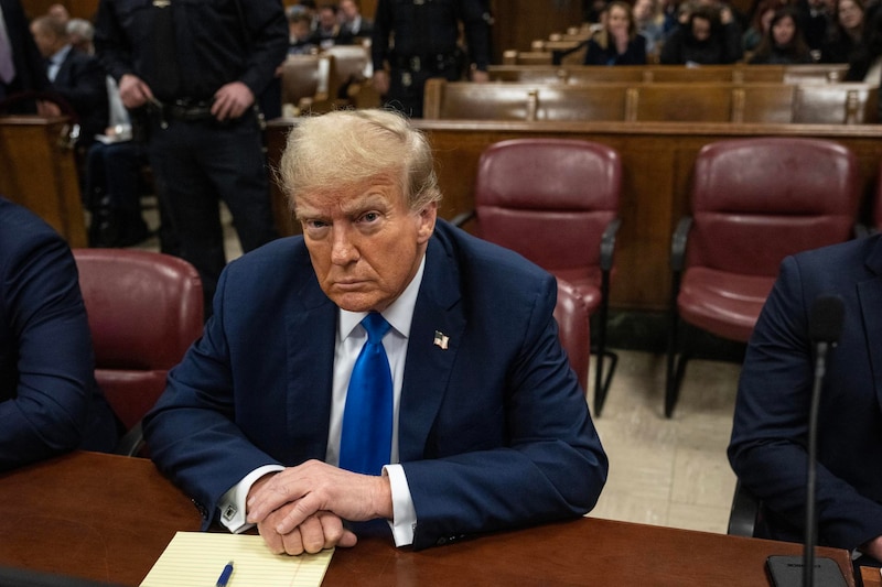 Donald Trump mirando con seriedad