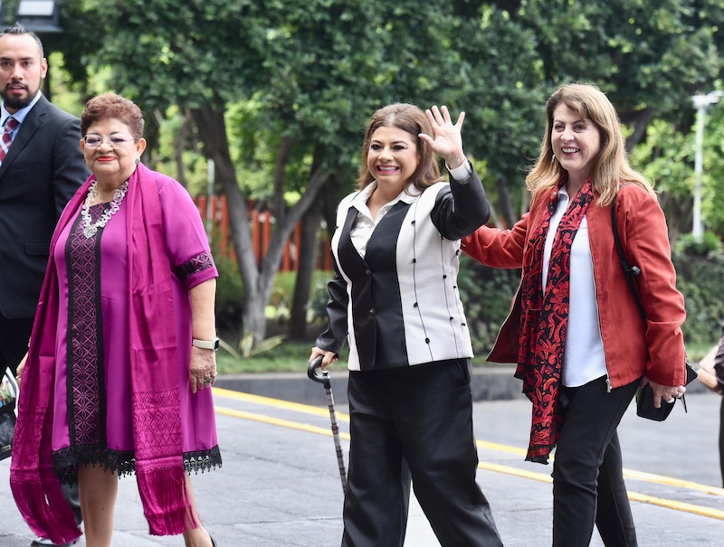 La Jefa de Gobierno de la Ciudad de México, Claudia Sheinbaum, saluda a las personas que la acompañan.