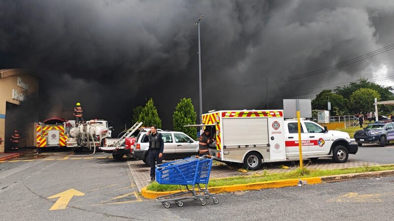 Bomberos sofocan incendio en supermercado