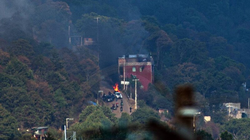 Incendio en una casa en la ladera de una montaña