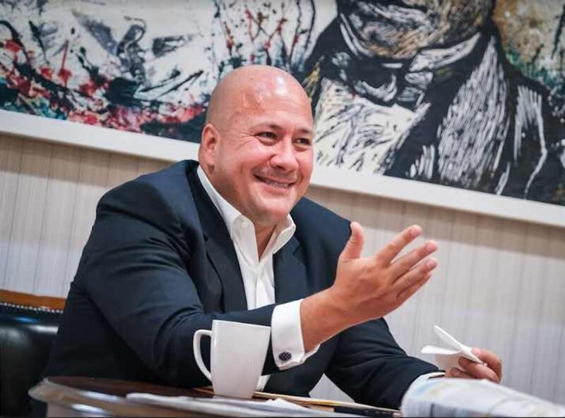 El presidente de la FIFA, Gianni Infantino, sonríe durante una entrevista.
