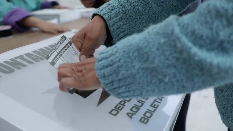 Mujer deposita su voto en las elecciones
