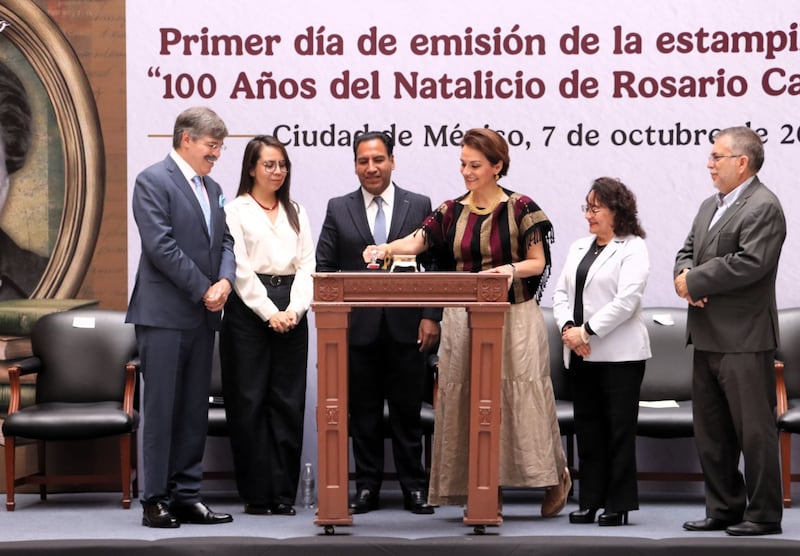 Violeta Abreu González, directora general de Correos de México; el gobernador de Chiapas, Eduardo Ramírez Aguilar; Alma Xóchitl Herrera Márquez, directora de la Universidad Nacional Rosario Castellanos, así como Gabriel Guerra Castellanos, hijo de la intelectual mexicana.