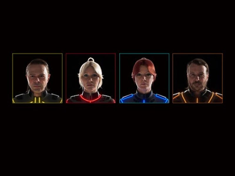Cuatro personas con trajes espaciales iluminados de neón