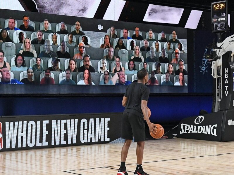 Los Dallas Mavericks juegan un partido de baloncesto con los Utah Jazz en el American Airlines Center en Orlando, Florida, el 31 de julio de 2020.