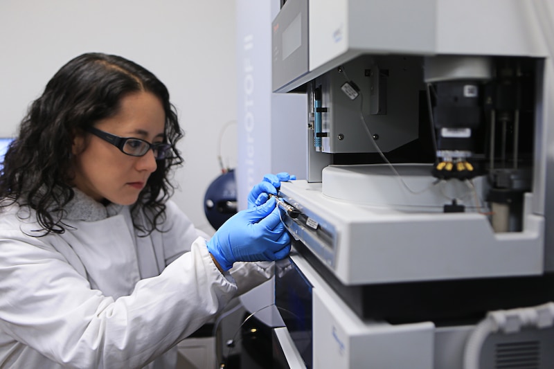 Científica trabajando en un laboratorio