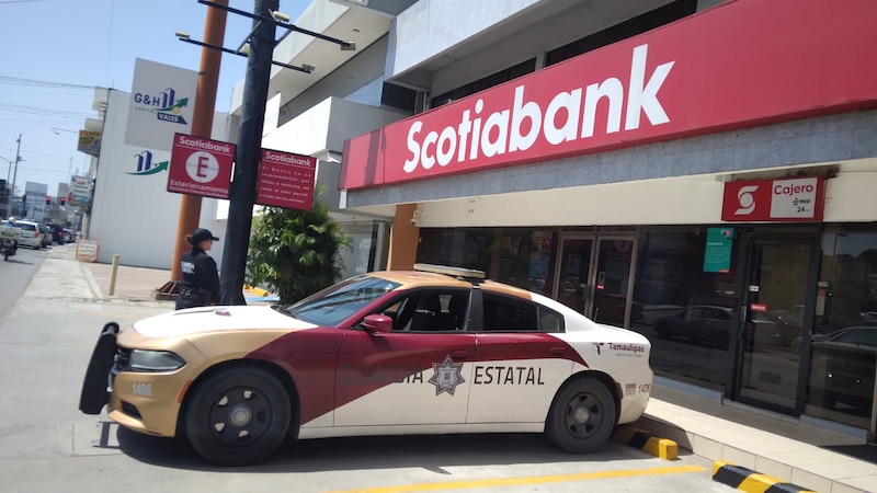 Policía Estatal resguarda banco Scotiabank