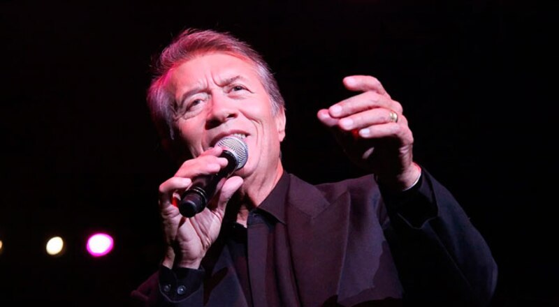 El cantante español Raphael en concierto.