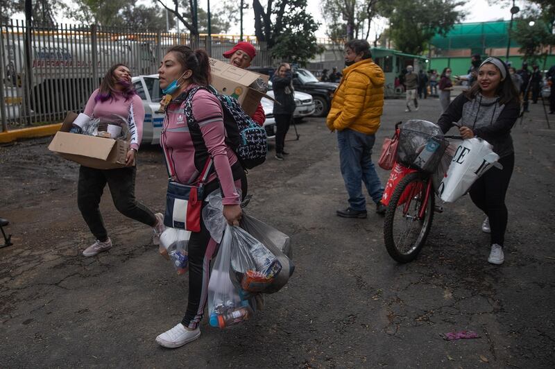 Mujeres cargando víveres