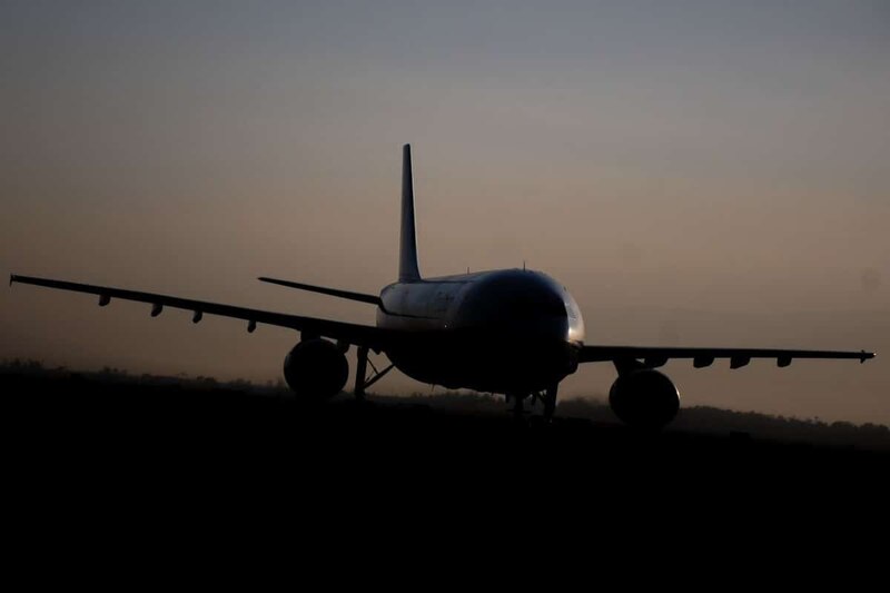 Un avión despega al atardecer