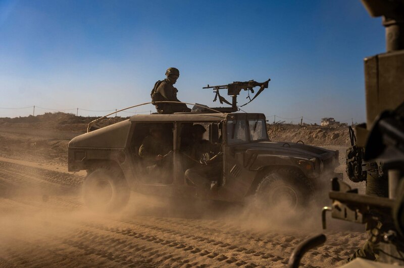Soldados en un vehículo militar en una zona de guerra