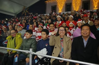 Alcaldesa de Ecatepec inaugura pista de hielo, villa navideña y árbol monumental 