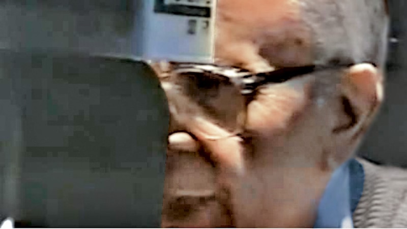 Un hombre mirando un eclipse solar con gafas especiales