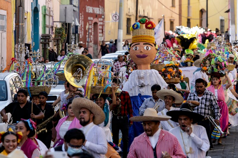 Desfile de gigantes en Puebla