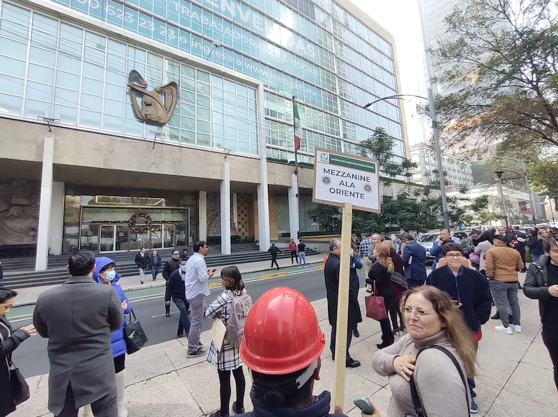 Multitud de personas se reúne frente a un edificio gubernamental