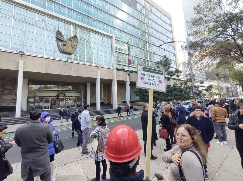 Multitud de personas se reúne frente a un edificio gubernamental