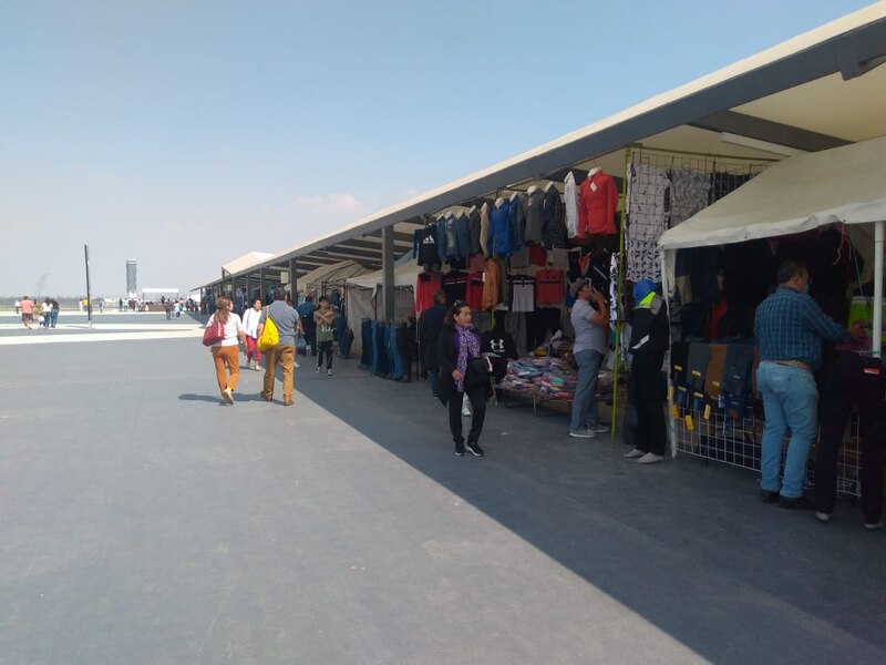 Ropa de segunda mano en un mercado al aire libre