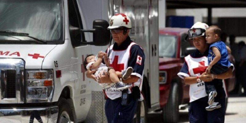 Rescatistas de la Cruz Roja Mexicana ayudan a una madre y su bebé tras un terremoto.