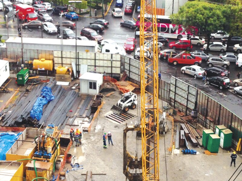 Construcción de un edificio en una ciudad