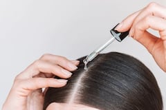 ¿Qué son y cuándo usar productos dermatológicos para el cabello?