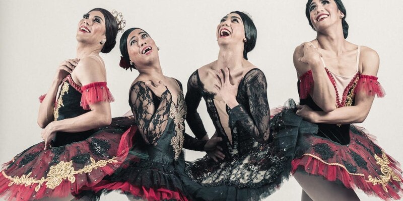 Cuatro hombres vestidos de bailarinas de ballet