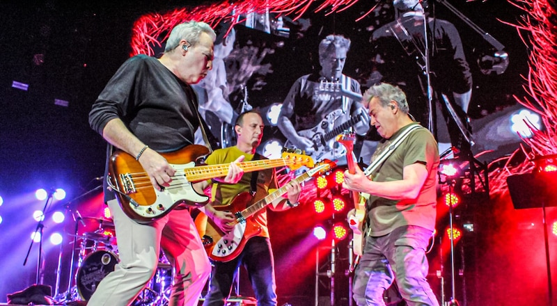 Un grupo de rock tocando en vivo