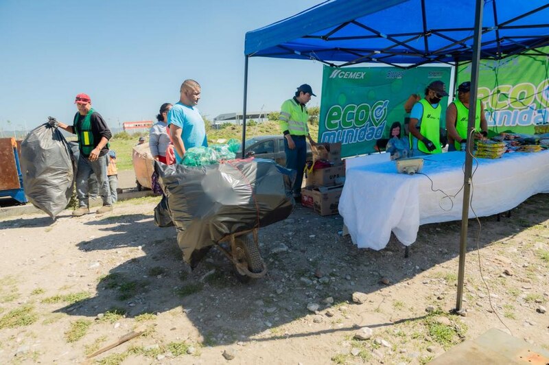 Voluntarios de CEMEX participan en una jornada de limpieza de playa
