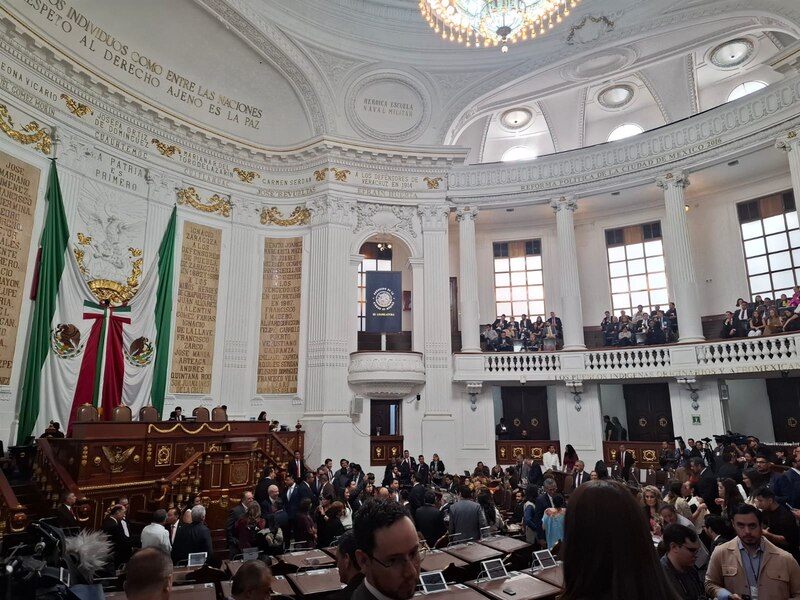 Title: Sesión solemne en el Congreso de la Unión