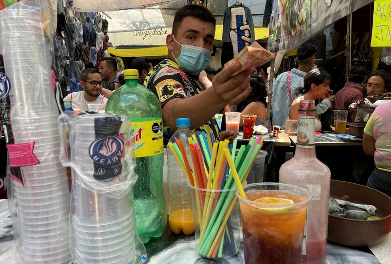 Un vendedor ambulante en un mercado de la Ciudad de México