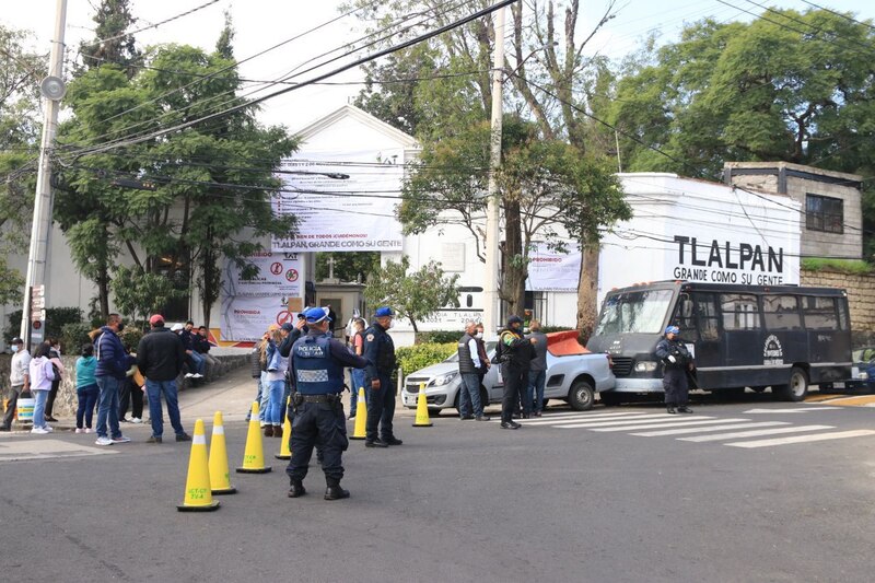 Policías resguardan el acceso a un panteón en la alcaldía Tlalpan