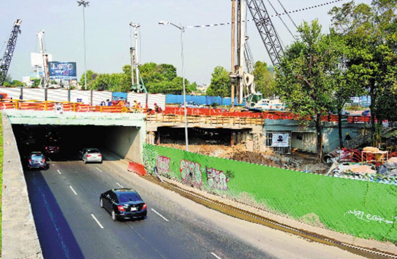 Construcción de un puente vehicular en la Ciudad de México