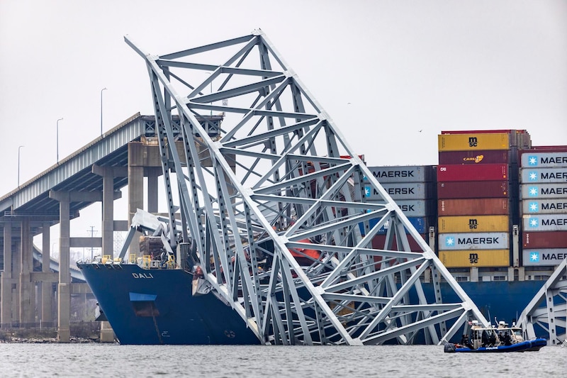 Un barco choca contra un puente