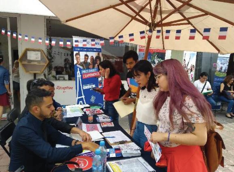 Estudiantes universitarios en una feria de intercambio estudiantil