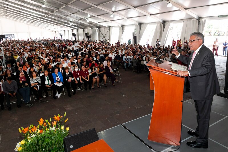 El presidente López Obrador pronuncia un discurso ante una multitud.